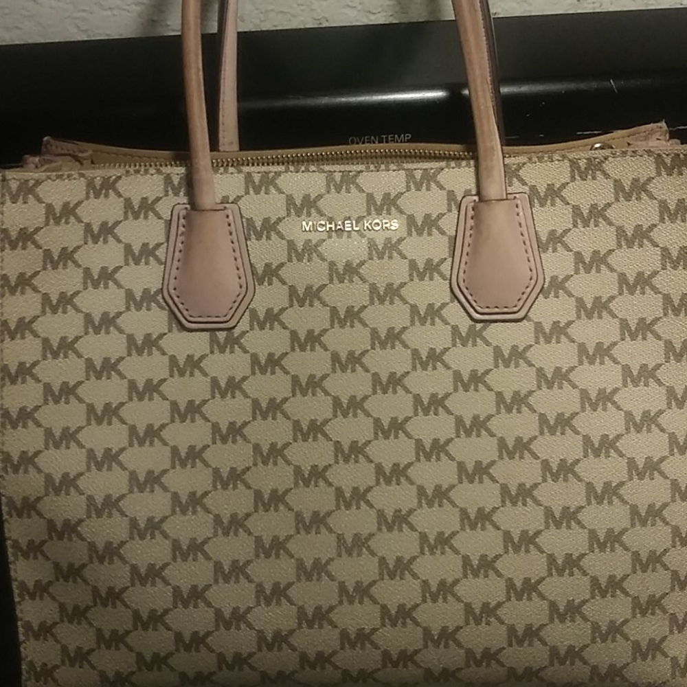 Michael khors authtic lifestyle handbag